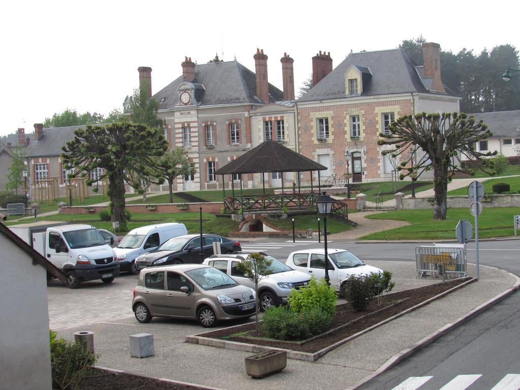 Auberge Du Grand Dauphin Dhuizon Eksteriør billede