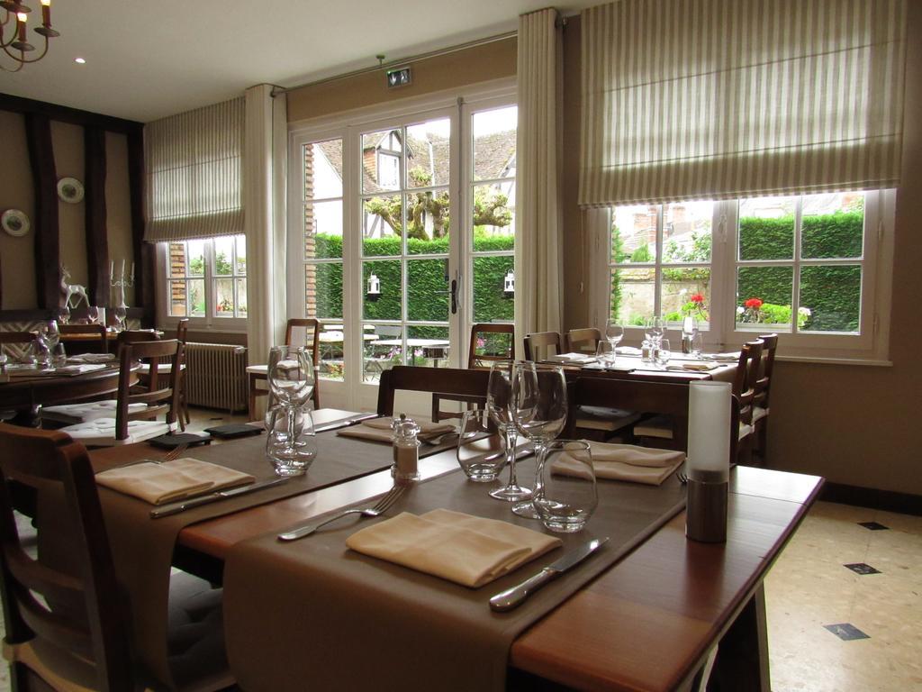 Auberge Du Grand Dauphin Dhuizon Eksteriør billede