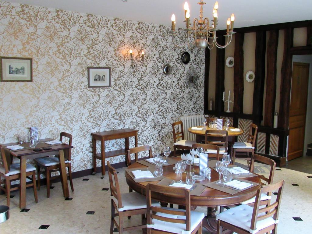Auberge Du Grand Dauphin Dhuizon Eksteriør billede