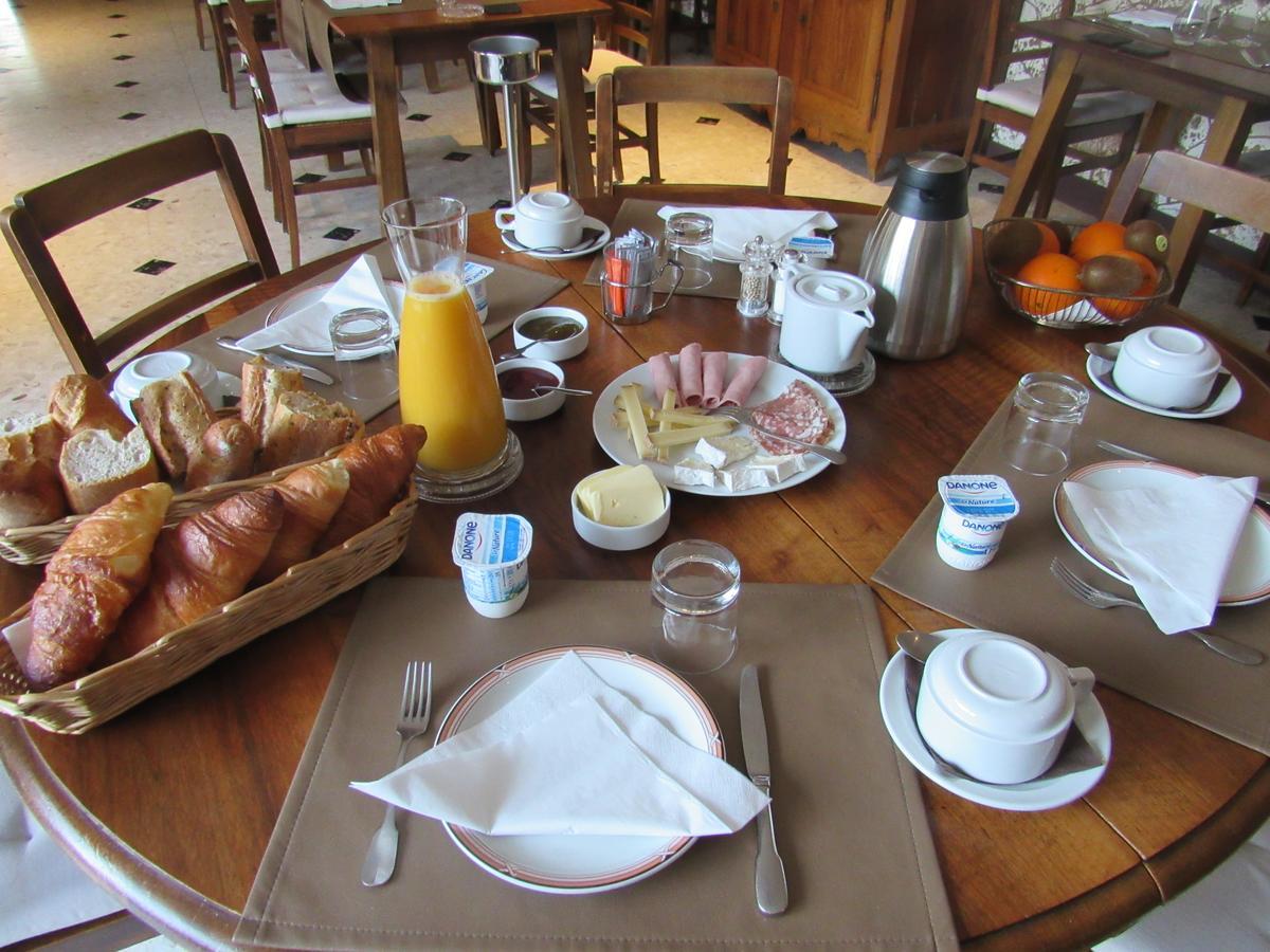 Auberge Du Grand Dauphin Dhuizon Eksteriør billede